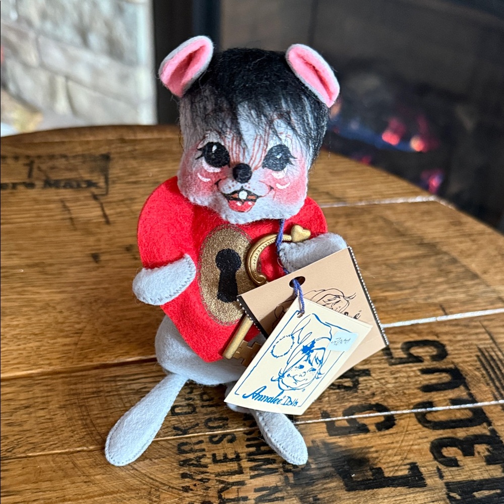 Adorable key to my heart Vintage 1997 Annalee Mouse.